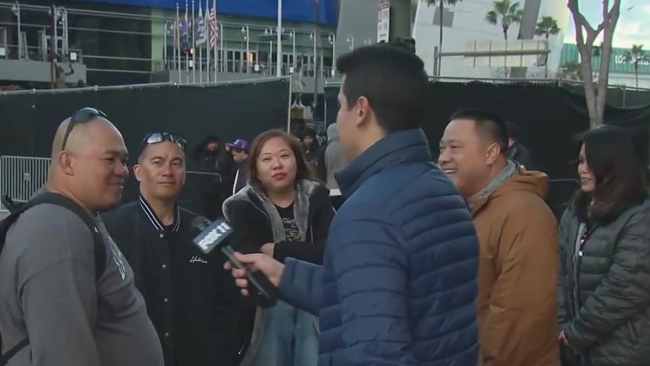 Fans line up to see Kobe Bryant statue