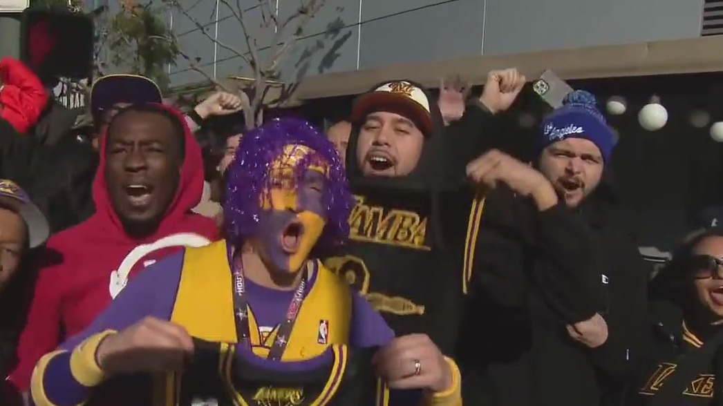 Fans line up to see Kobe Bryant statue