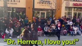 VIDEO: Mom of cancer patient runs alongside Rose Parade float to thank daughter's doctor